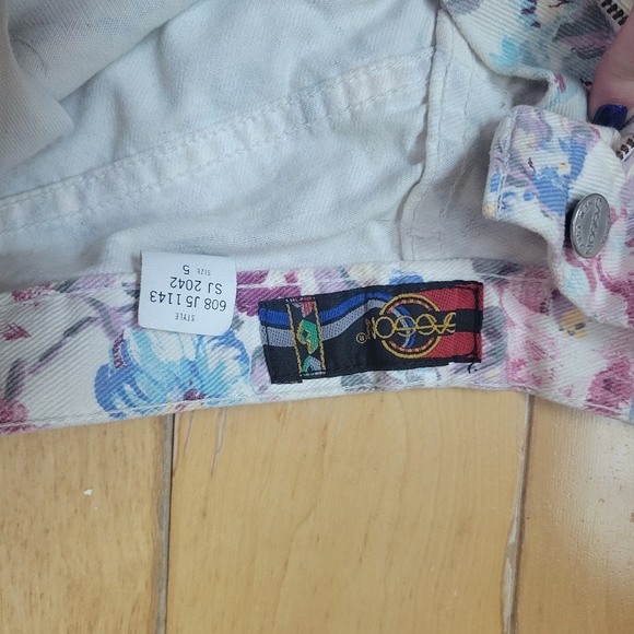 🌸 Vintage Sasson High-Waisted Floral Denim Shorts | Size 5 (Fits XS–S) | EUC 🌸 - Picture 3 of 5